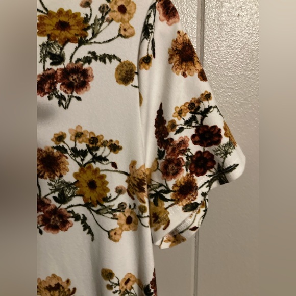 👚(bundle 4 items w/👚for $16) Beautiful flowered top - Picture 3 of 7